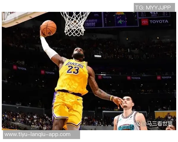 墨菲表现惊艳19投10中斩获27分8篮板5助攻三分球更是15投7中引发球队关注 墨菲表现惊艳19投10中斩获27分8篮板5助攻三分球更是15投7中引发球队关注