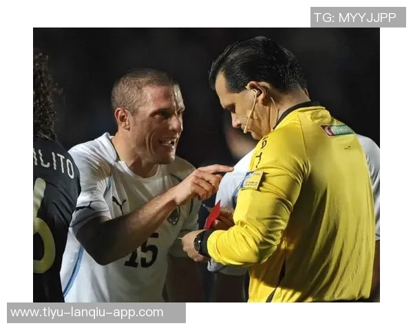 恩比德因误判举手示意裁判却连走九步引发争议瞬间